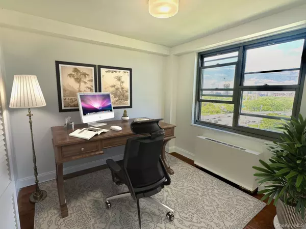 Forest Hills, NY 11375,61-20 Grand Central Pkwy #A1402