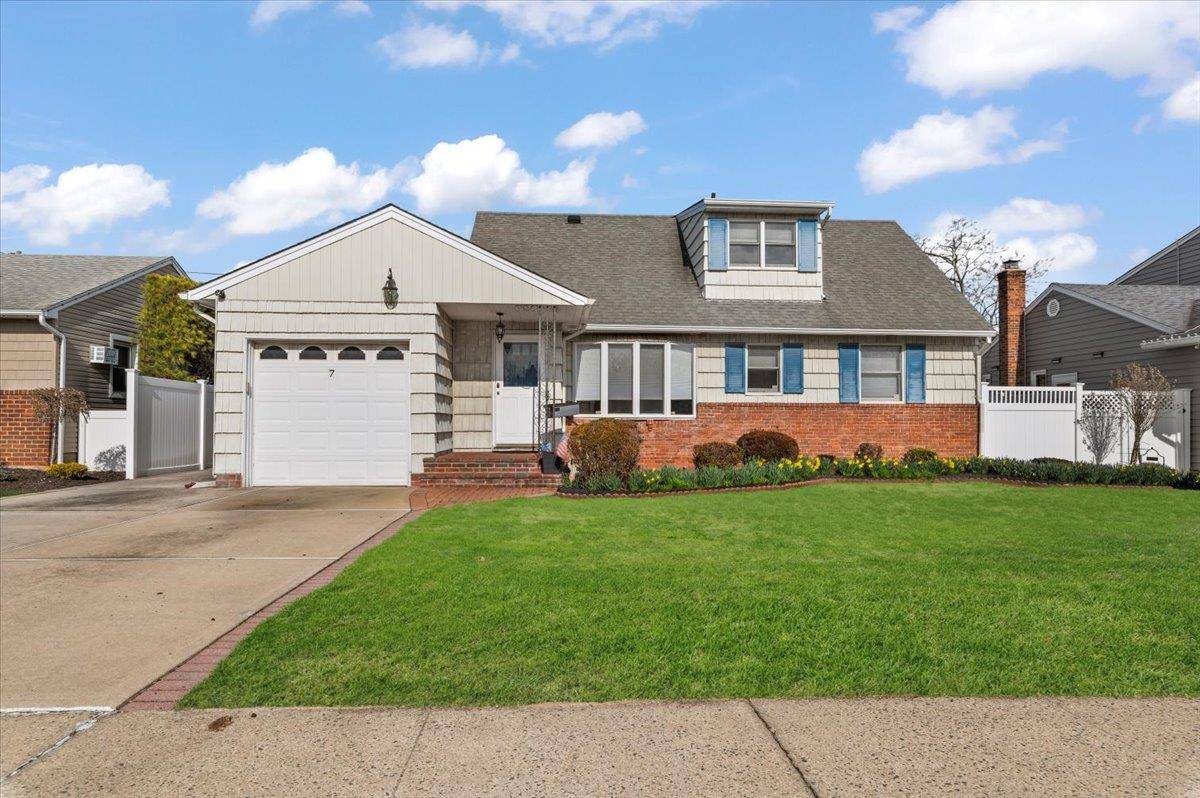 7 Cheshire RD, Bethpage, NY 11714