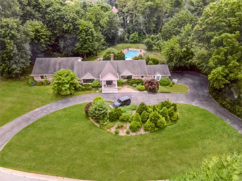 6 Dolly Cam LN, Old Brookville, NY 11545