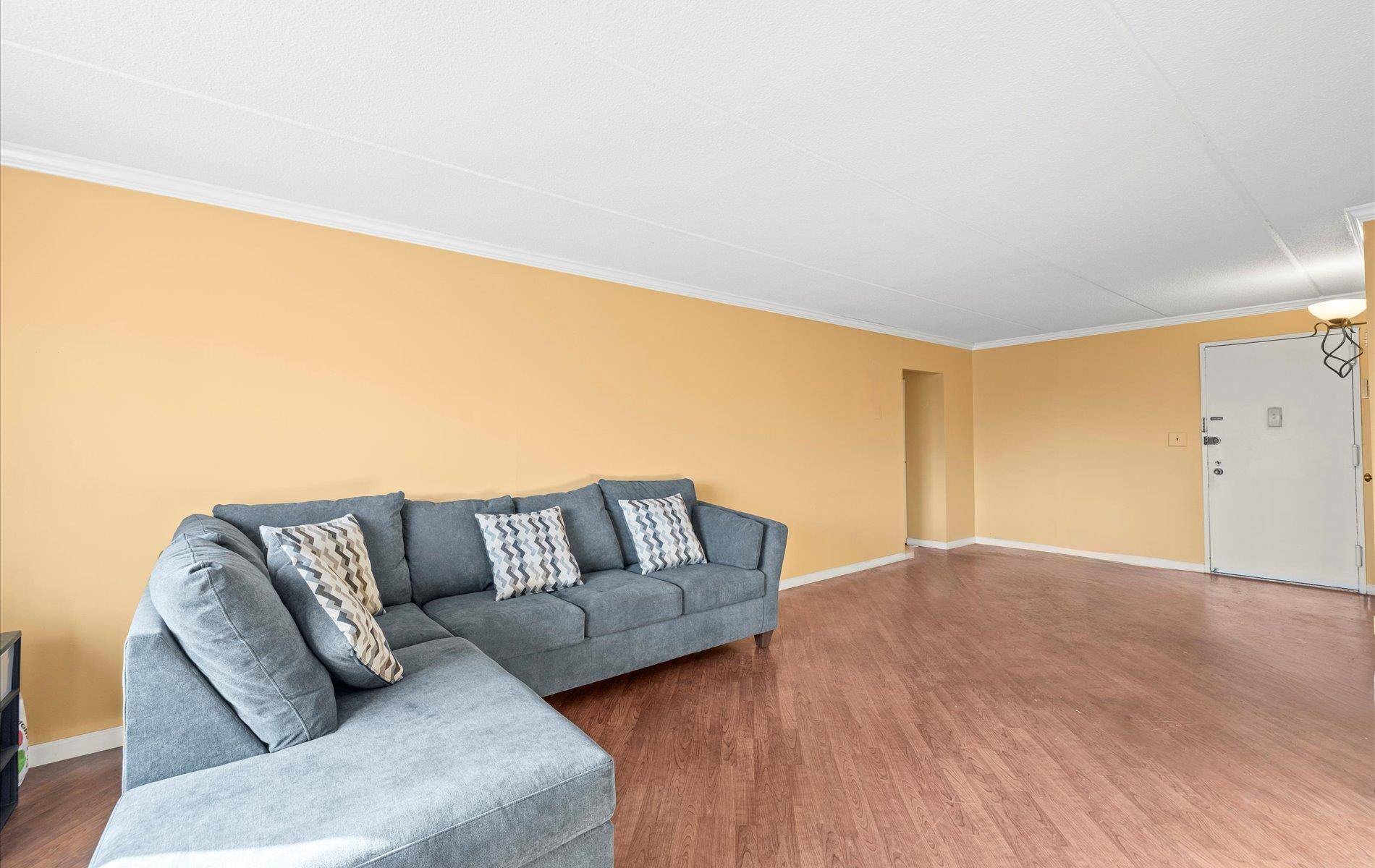 Westbury, NY 11590,135 Post AVE #2U