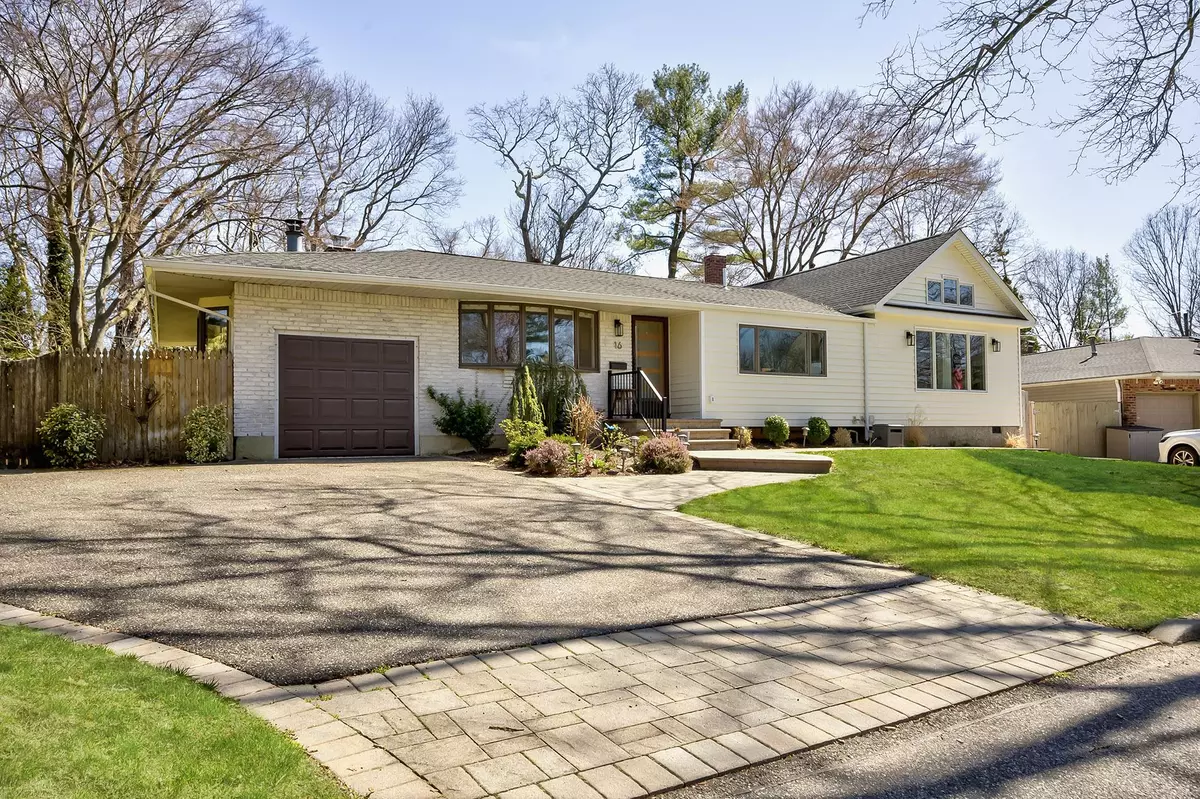 South Huntington, NY 11746,16 Bridle LN