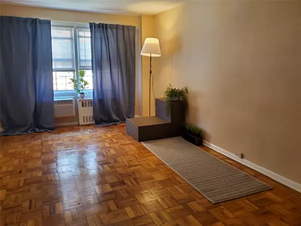 Jackson Heights, NY 11372,37-31 73rd ST #4M