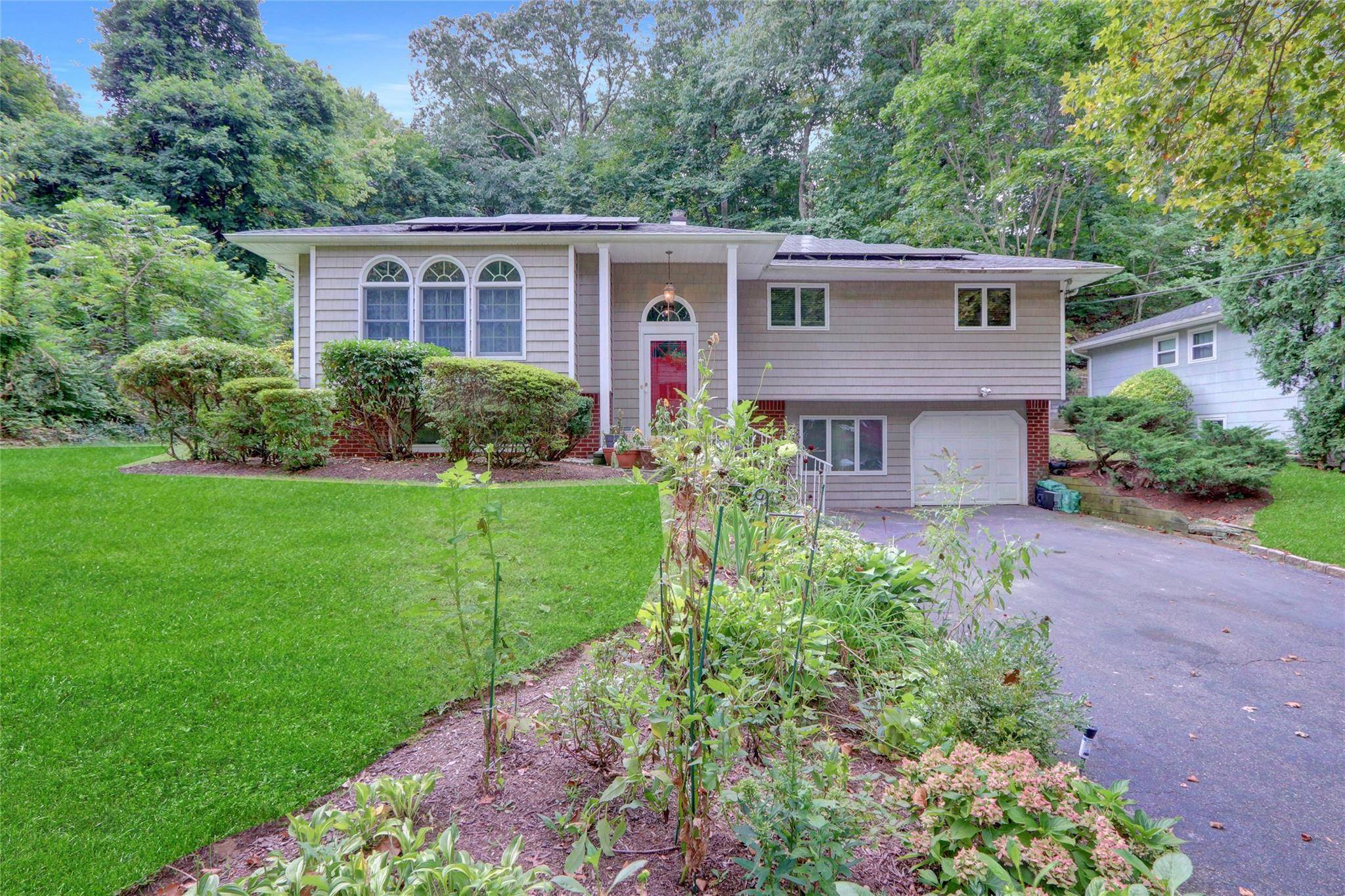 57 Cliftwood DR, Huntington, NY 11743