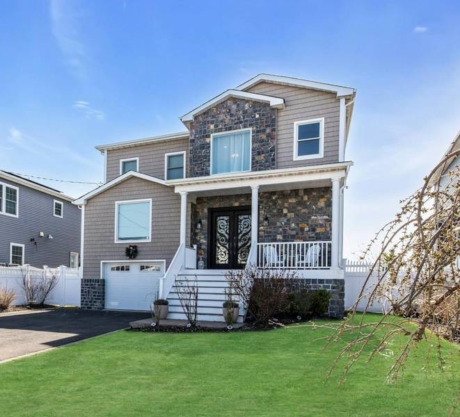 3692 Ocean AVE, Seaford, NY 11783