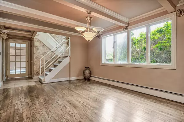 East Setauket, NY 11733,9 Hare LN