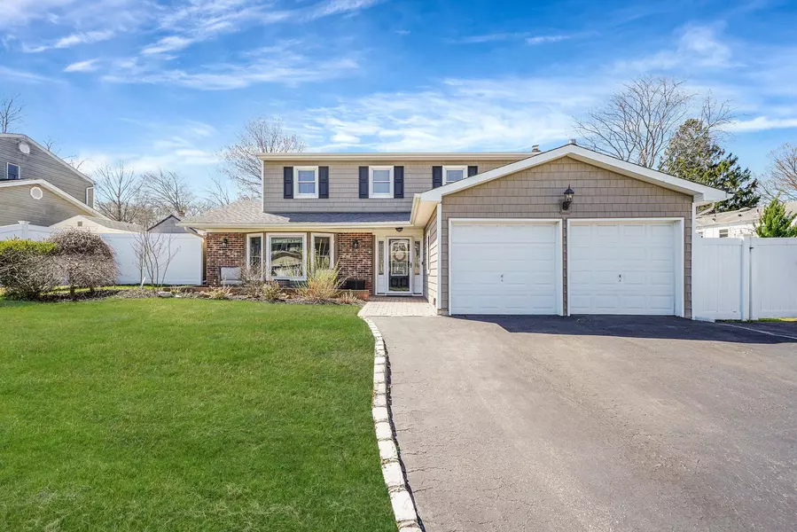 6 Lowery AVE, Lake Grove, NY 11755