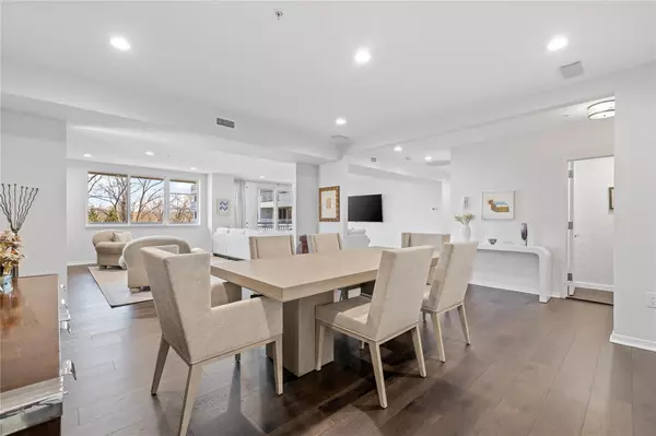 Port Washington, NY 11050,100 Harbor View DR #230