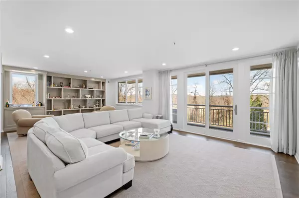 Port Washington, NY 11050,100 Harbor View DR #230