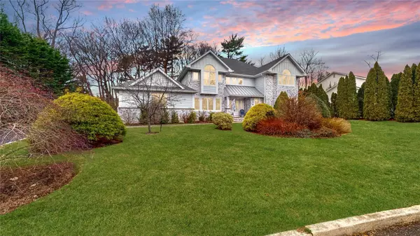 10 Carlyle DR, Glen Cove, NY 11542