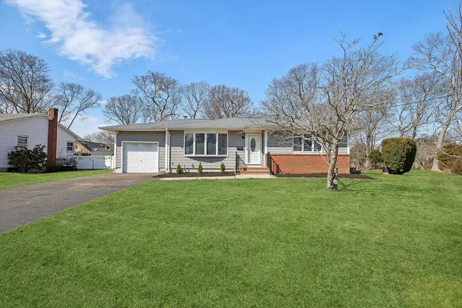 98 Bieselin RD, Bellport Village, NY 11713