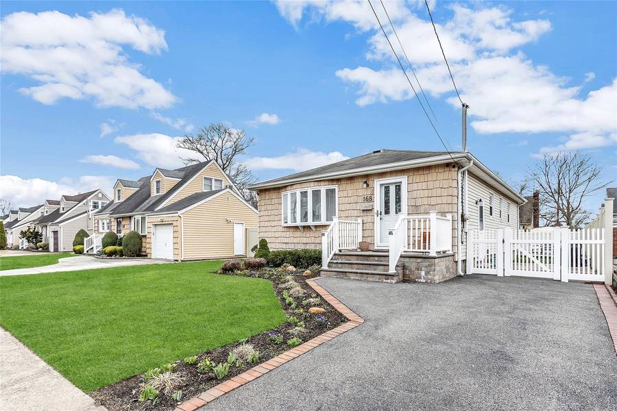 168 N Oak ST, Massapequa, NY 11758