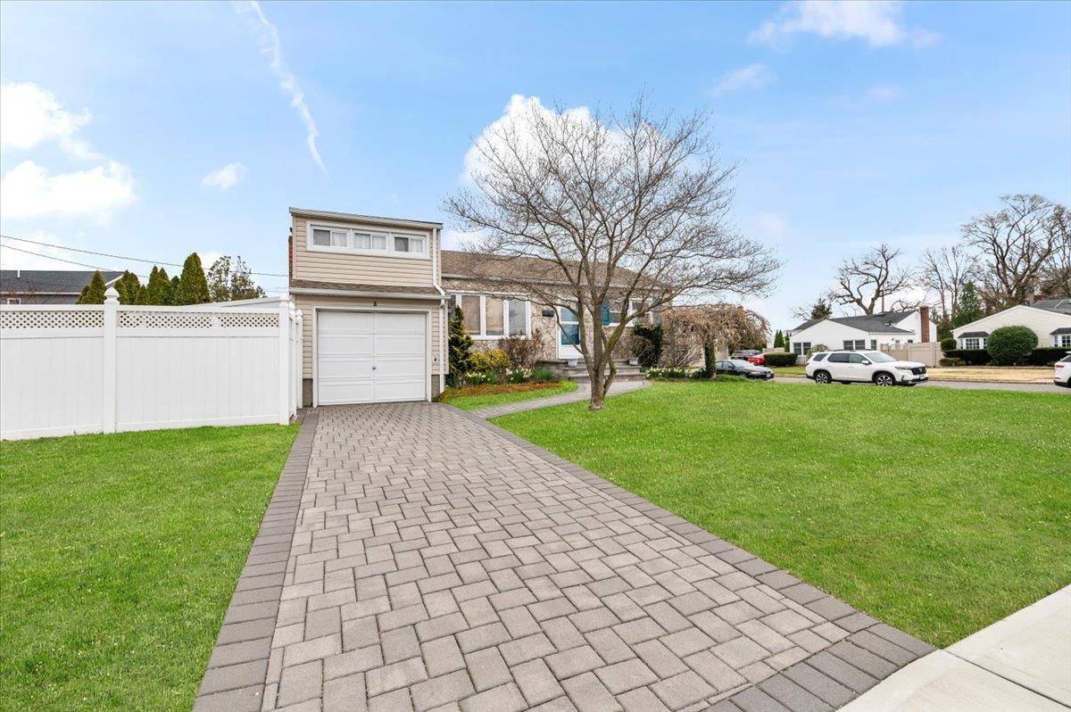 8 Pintle CT, Hicksville, NY 11801