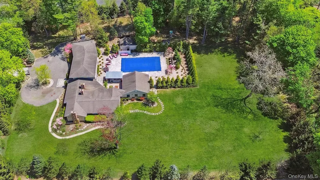 1 Pine Valley RD, Upper Brookville, NY 11771