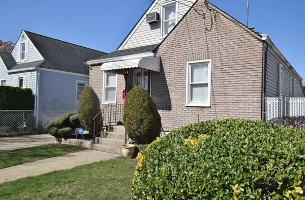 32 Jacob ST, Elmont, NY 11003