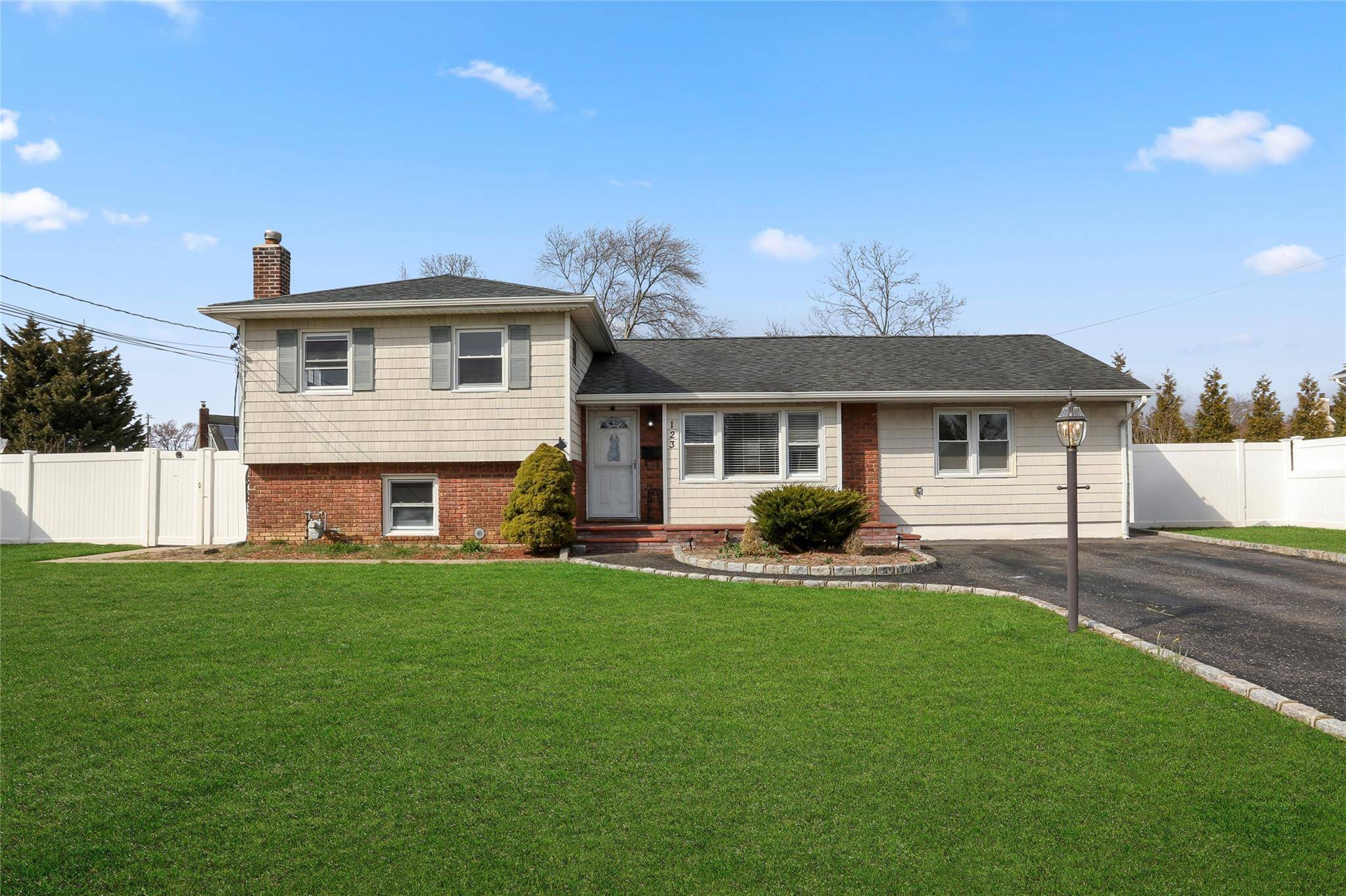 123 Ruth ST, West Islip, NY 11795