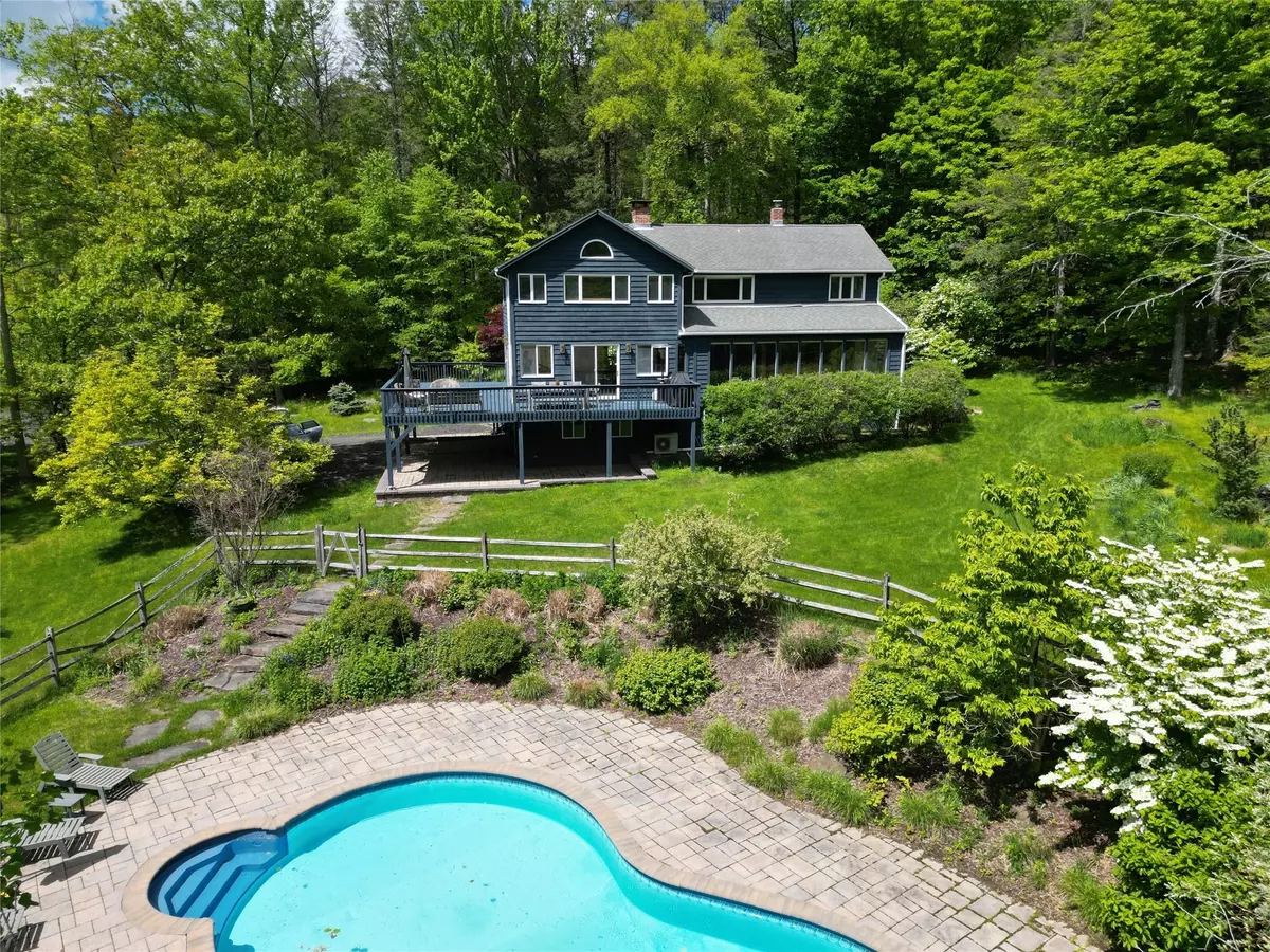 Mount Tremper, NY 12457,94 The Middle WAY