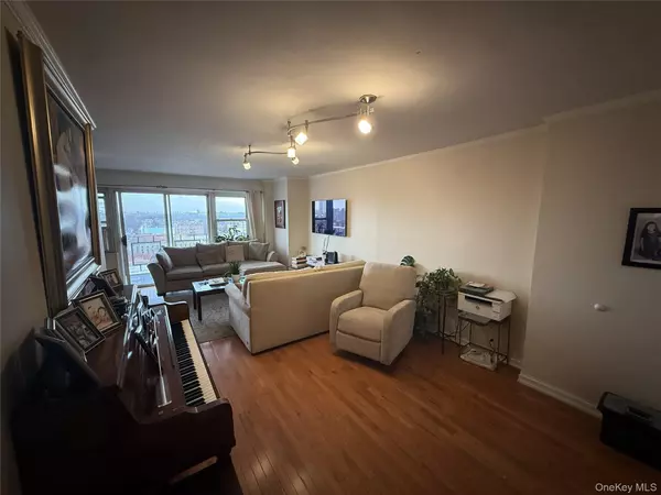 Forest Hills, NY 11375,72-35 112 ST #12C