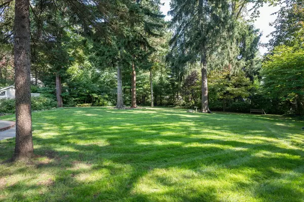 Manhasset, NY 11030,8 Knolls LN