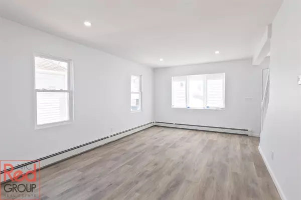 Mineola, NY 11501,82 Albertson PL