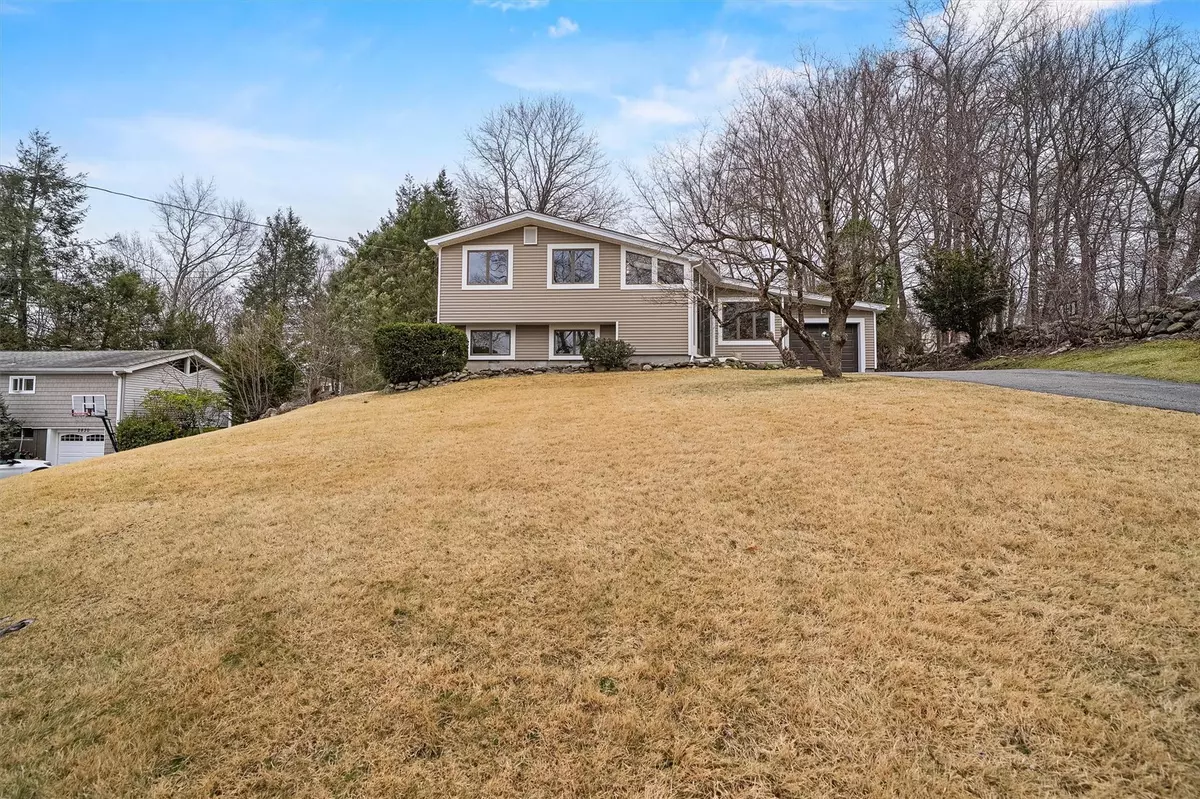 Yorktown Heights, NY 10598,2822 Walker DR