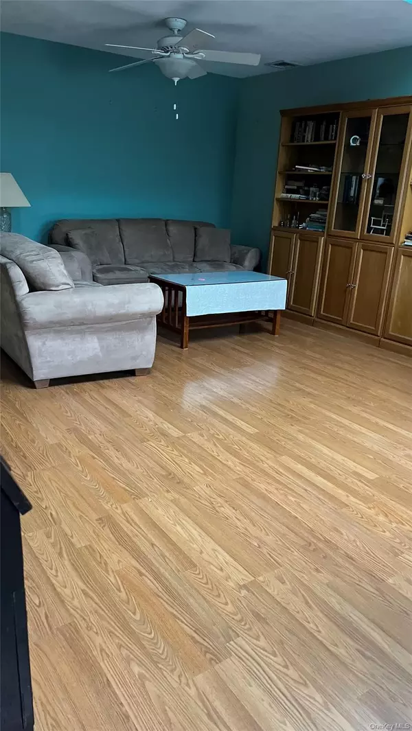 New Windsor, NY 12553,710 Hewitt LN