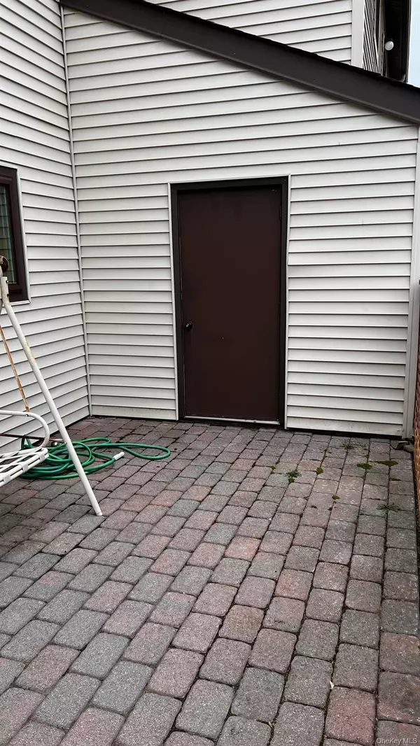 New Windsor, NY 12553,710 Hewitt LN