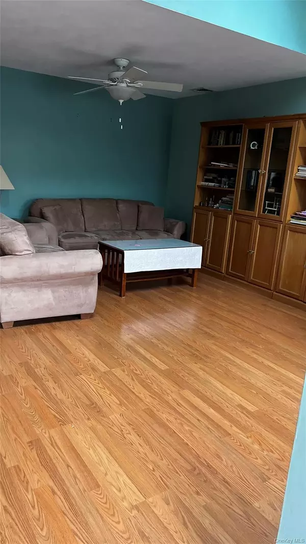 New Windsor, NY 12553,710 Hewitt LN