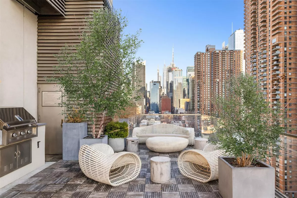 New York (manhattan), NY 10036,505 W 43rd ST #7E