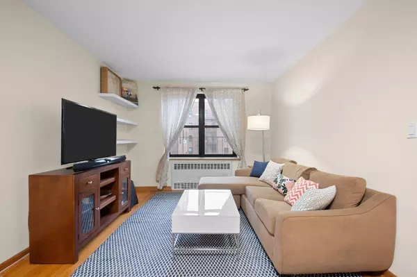 Forest Hills, NY 11375,100-11 67th Road #408