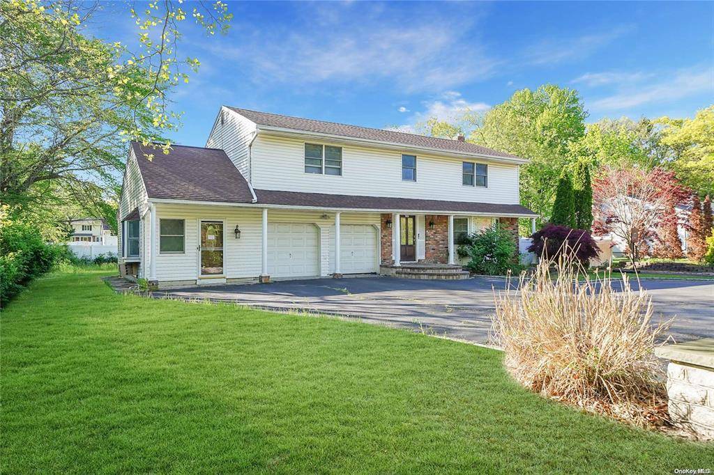 157 Parkway DR, Commack, NY 11725