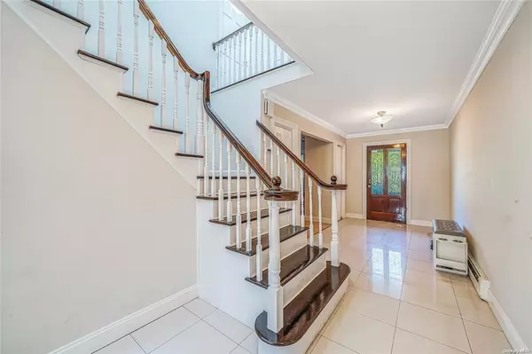 Commack, NY 11725,157 Parkway DR