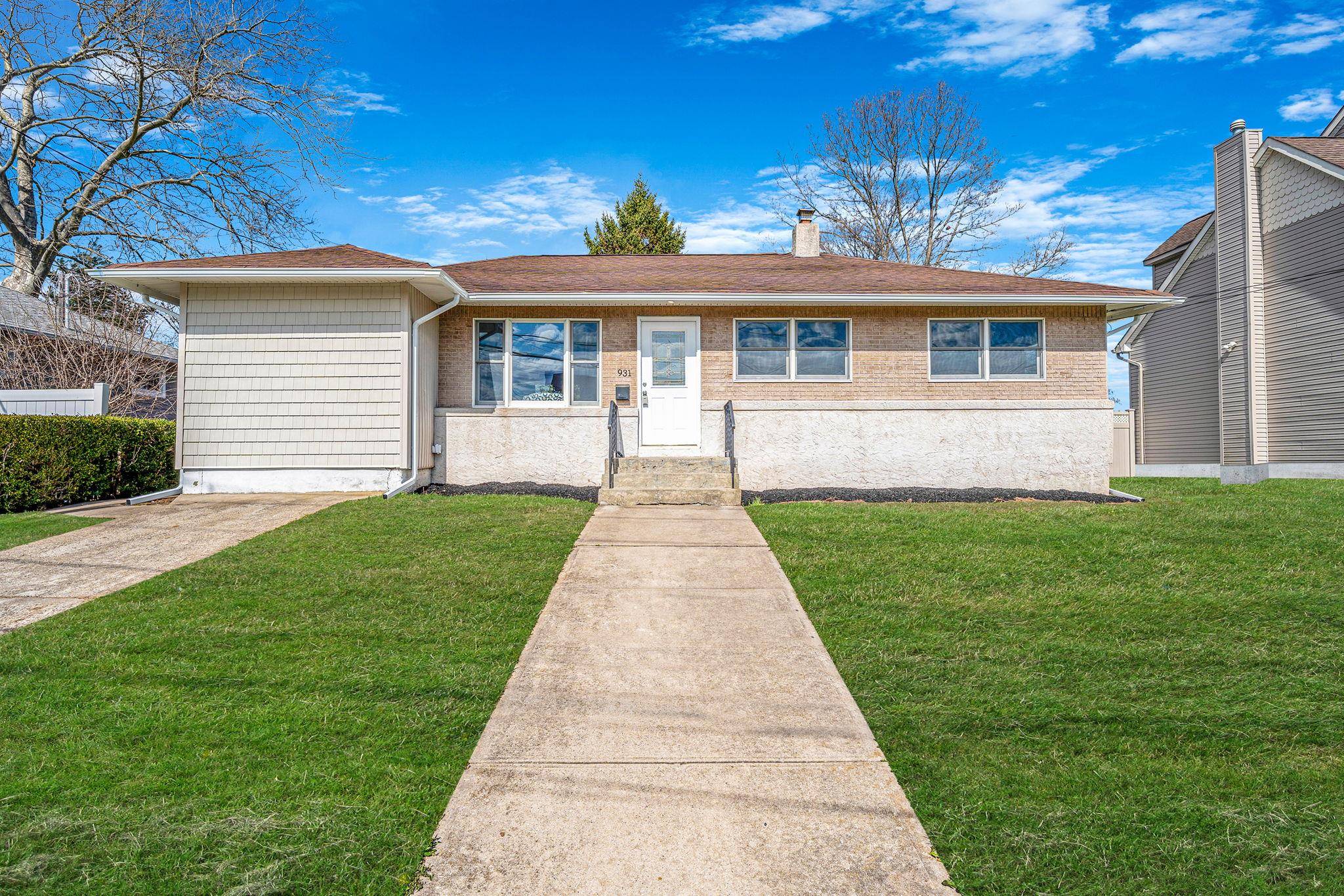 931 N Broome AVE, Lindenhurst, NY 11757