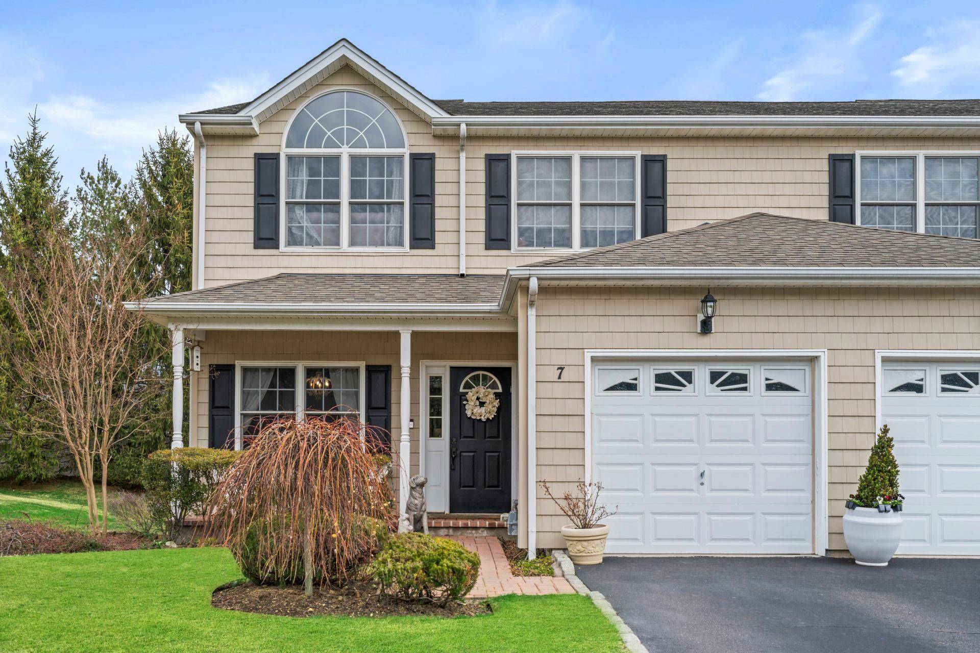 7 Chimay CT, Huntington Station, NY 11746