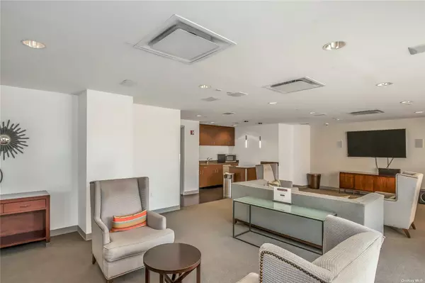 Flushing, NY 11354,40-28 College Point BLVD #1806