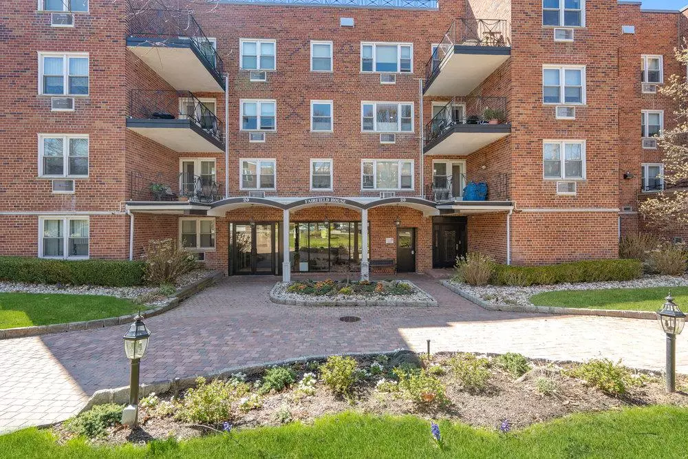 Great Neck, NY 11021,20 Chapel PL #1ST
