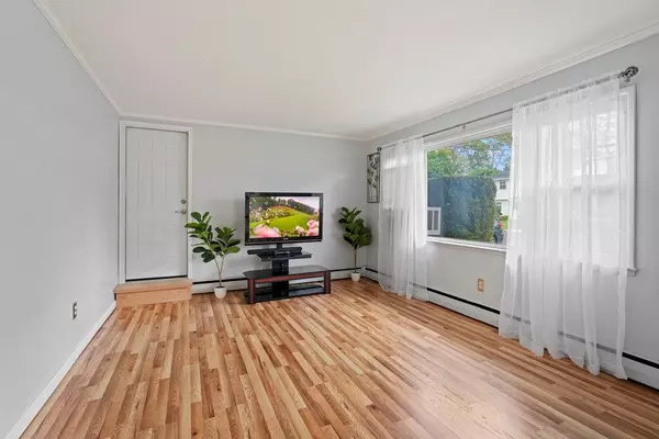 North Babylon, NY 11703,529 Davis ST