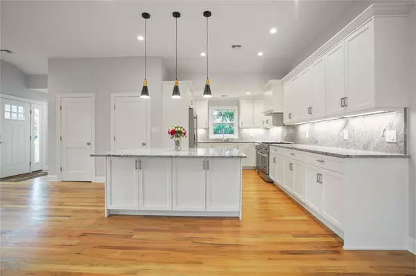 Port Washington, NY 11050,73 Irma AVE