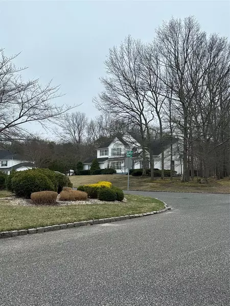 2 Scott LN, Manorville, NY 11949