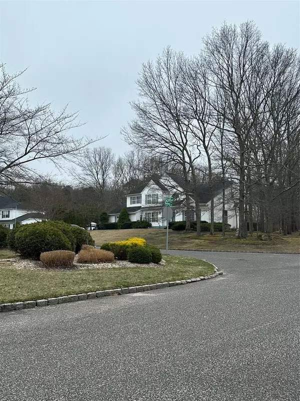 2 Scott LN, Manorville, NY 11949