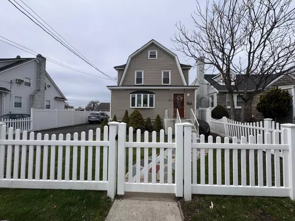31 Harding PL, Freeport, NY 11520