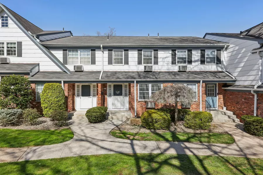 189 Doxbury LN, Suffern, NY 10901