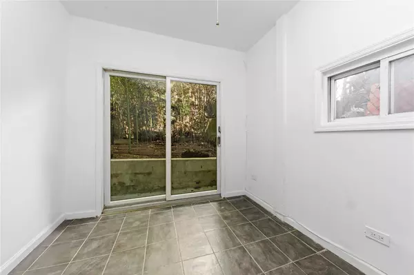 New York (manhattan), NY 10463,49 Marble Hill AVE