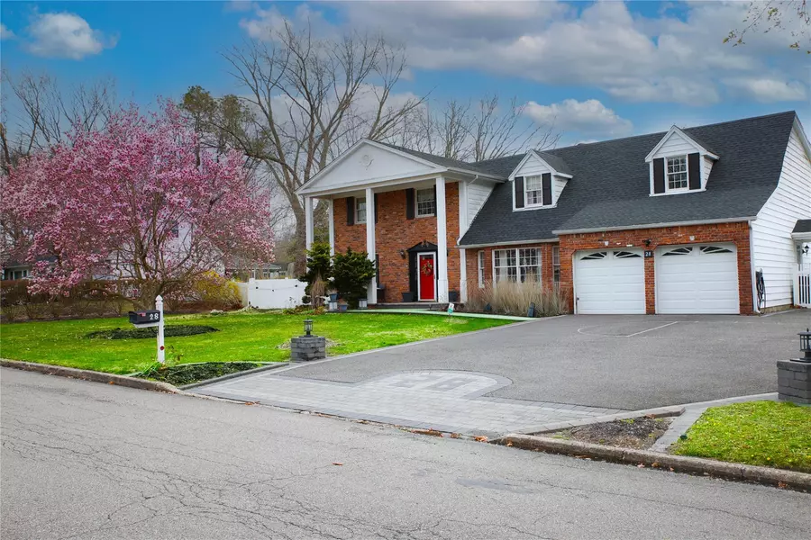 28 Winfield Davis DR, Coram, NY 11727