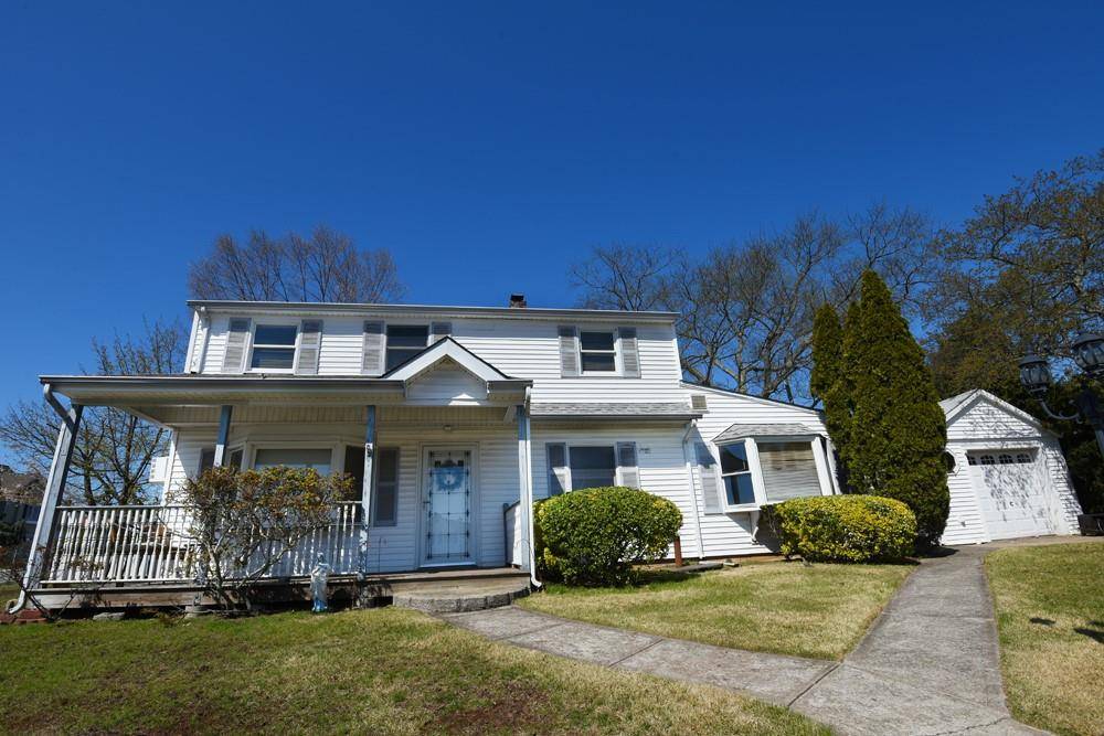 48 Drake LN, Levittown, NY 11756