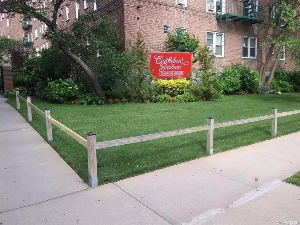 Hempstead, NY 11550,32 Cathedral AVE #4D