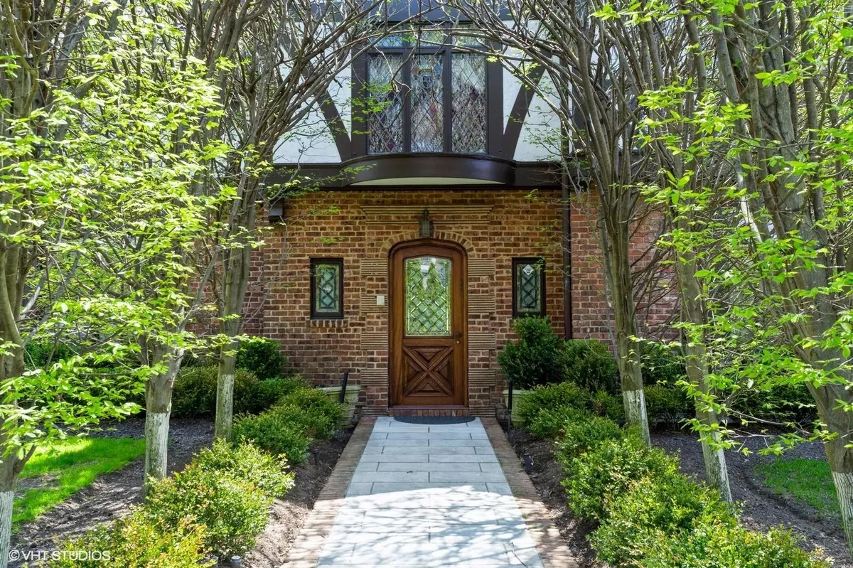 Lawrence, NY 11559,17 sutton PL