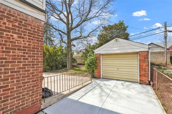 Bayside, NY 11361,32-28 208 ST