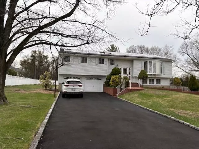 East Northport, NY 11731,19 Yeoman DR