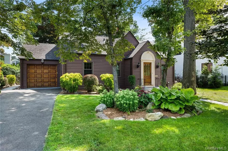 78 Oak LN, Pelham, NY 10803