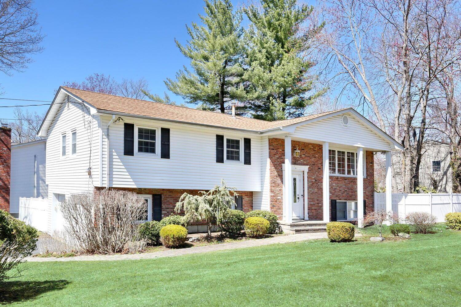 9 Crabapple LN, Nanuet, NY 10954
